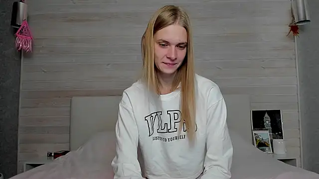 Snapshot of molly_hunt_ chatting on 22, 10, 2025 molly hunt online show from 22, 10, 2025