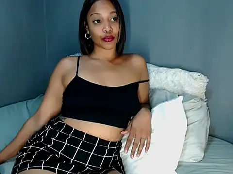 Snapshot of _MoniqueLovay_ chatting on 12, 10, 2025 MoniqueLovay online show from 12, 10, 2025