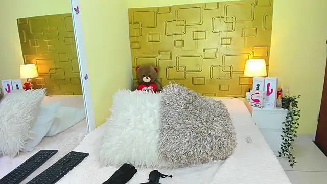 Julia Haye online show from 4, 10, 2025