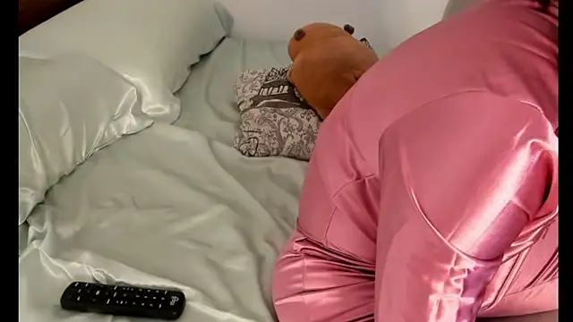  yisela  online show from 1, 1, 2025