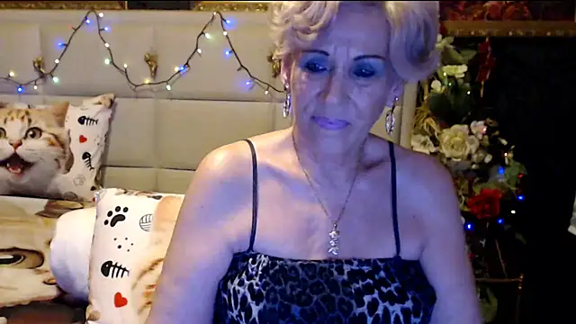 Snapshot of HappyWomanOn chatting on 2, 2, 2025 HappyWomanOn online show from 2, 2, 2025