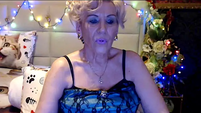 Snapshot of HappyWomanOn chatting on 4, 2, 2025 HappyWomanOn online show from 4, 2, 2025