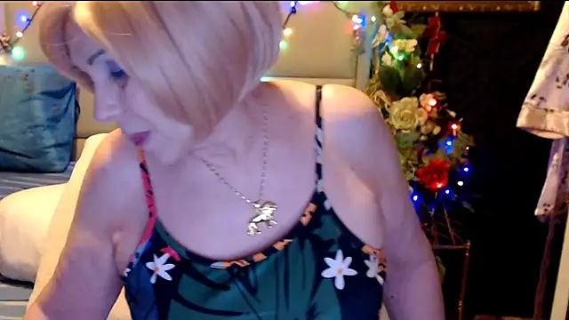 Snapshot of HappyWomanOn chatting on 5, 3, 2025 HappyWomanOn online show from 5, 3, 2025