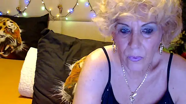 Snapshot of HappyWomanOn chatting on 17, 10, 2025 HappyWomanOn online show from 17, 10, 2025