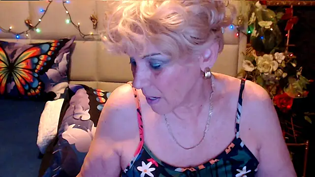 Snapshot of HappyWomanOn chatting on 1, 11, 2025 HappyWomanOn online show from 1, 11, 2025