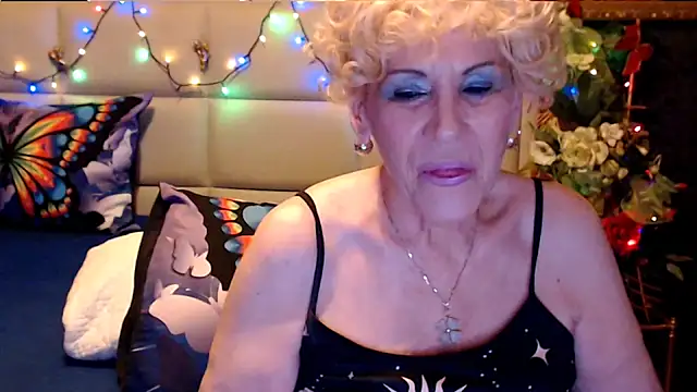 Snapshot of HappyWomanOn chatting on 4, 11, 2025 HappyWomanOn online show from 4, 11, 2025