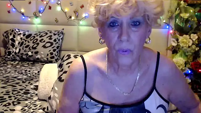 Snapshot of HappyWomanOn chatting on 8, 11, 2025 HappyWomanOn online show from 8, 11, 2025
