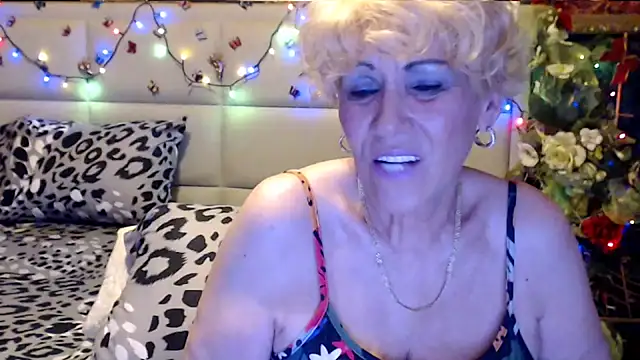 Snapshot of HappyWomanOn chatting on 11, 11, 2025 HappyWomanOn online show from 11, 11, 2025