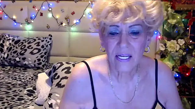 Snapshot of HappyWomanOn chatting on 12, 11, 2025 HappyWomanOn online show from 12, 11, 2025