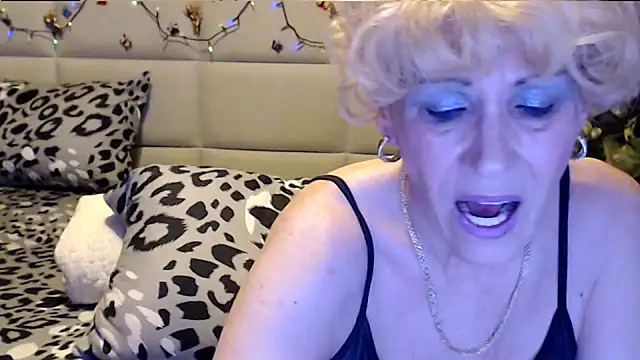Snapshot of HappyWomanOn chatting on 12, 11, 2025 HappyWomanOn online show from 12, 11, 2025