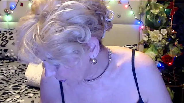 Snapshot of HappyWomanOn chatting on 13, 11, 2025 HappyWomanOn online show from 13, 11, 2025