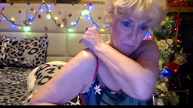 Snapshot of HappyWomanOn chatting on 16, 11, 2025 HappyWomanOn online show from 16, 11, 2025