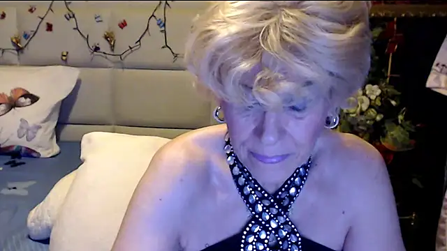 Snapshot of HappyWomanOn chatting on 2, 12, 2025 HappyWomanOn online show from 2, 12, 2025