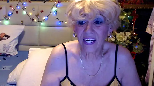 Snapshot of HappyWomanOn chatting on 3, 12, 2025 HappyWomanOn online show from 3, 12, 2025
