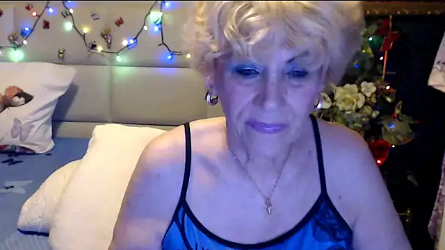 Snapshot of HappyWomanOn chatting on 3, 12, 2025 HappyWomanOn online show from 3, 12, 2025