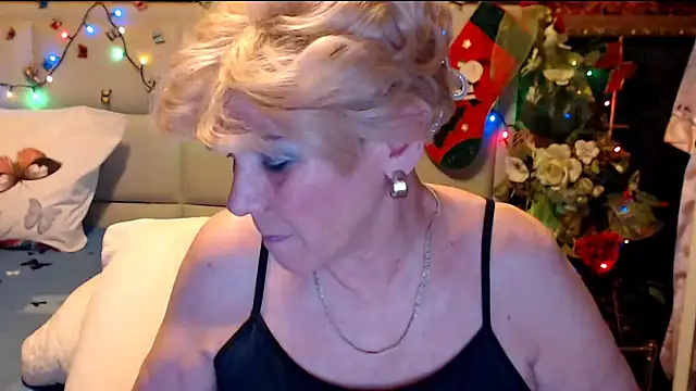 Snapshot of HappyWomanOn chatting on 4, 12, 2025 HappyWomanOn online show from 4, 12, 2025