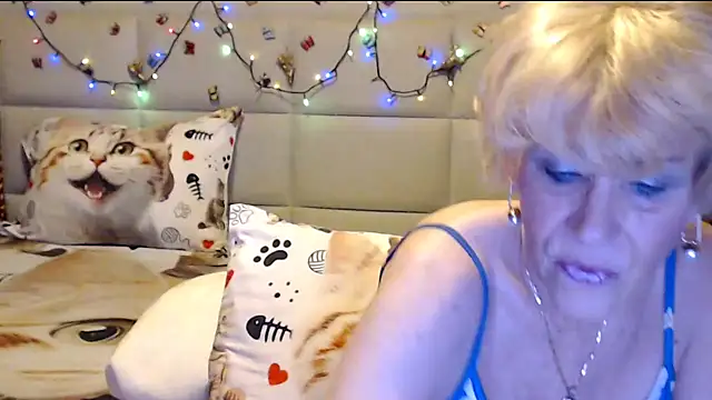 Snapshot of HappyWomanOn chatting on 14, 12, 2025 HappyWomanOn online show from 14, 12, 2025