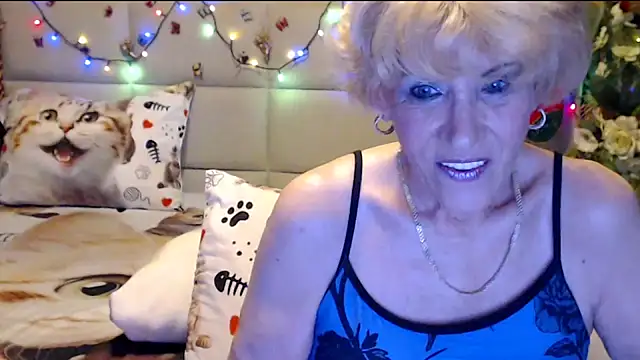 Snapshot of HappyWomanOn chatting on 15, 12, 2025 HappyWomanOn online show from 15, 12, 2025