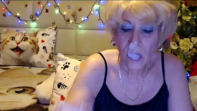 Snapshot of HappyWomanOn chatting on 16, 12, 2025 HappyWomanOn online show from 16, 12, 2025