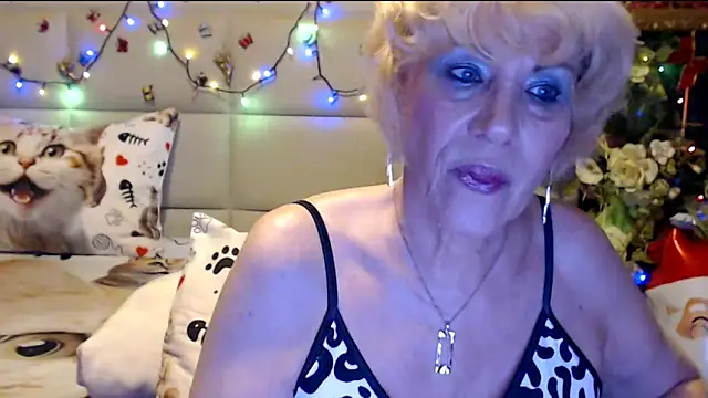 Snapshot of HappyWomanOn chatting on 18, 12, 2025 HappyWomanOn online show from 18, 12, 2025