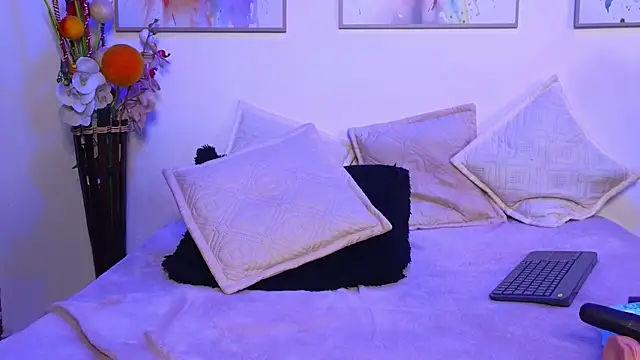 Marianaa Lopezz online show from 4, 1, 2025