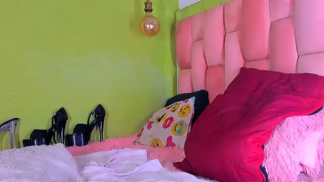 Snapshot of the_queen_aleja chatting on 27, 12, 2024 the queen aleja online show from 27, 12, 2024
