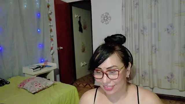 Snapshot of hottplay chatting on 4, 12, 2024 hottplay online show from 4, 12, 2024