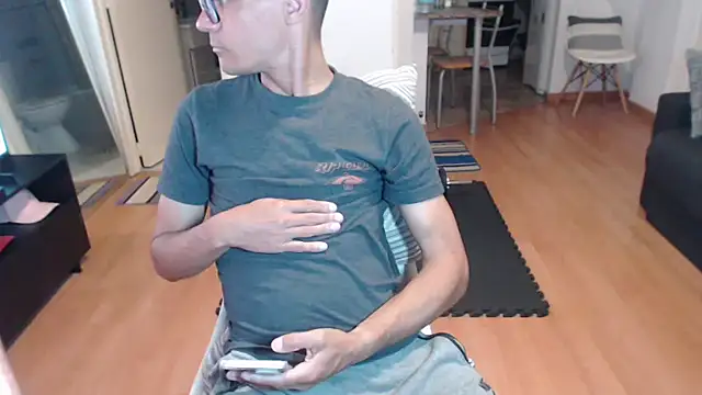 Snapshot of guachin_hunk chatting on 8, 11, 2025 guachin hunk online show from 8, 11, 2025