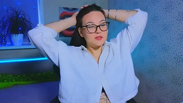 EsterLogan online show from 21, 11, 2025