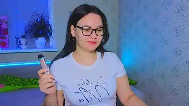 EsterLogan online show from 28, 11, 2025