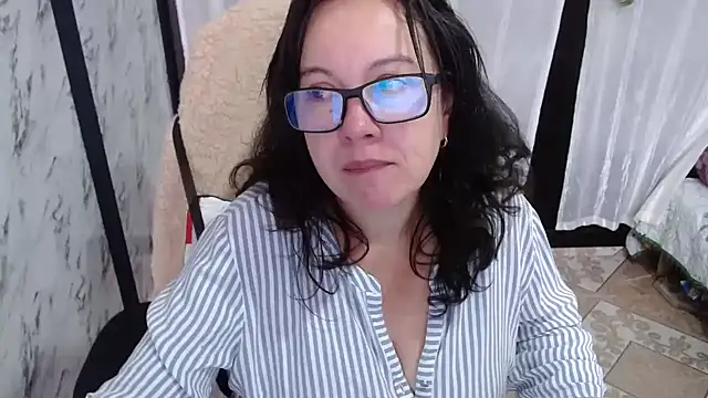 Sonialorens  online show from 17, 3, 2025