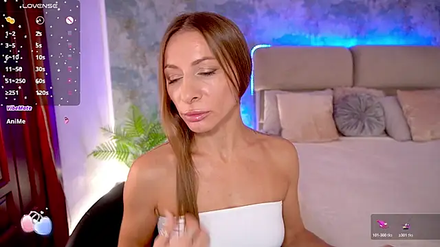 Snapshot of MirandaHobbs chatting on 18, 10, 2025 MirandaHobbs online show from 18, 10, 2025