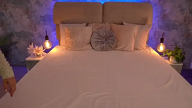 Snapshot of MirandaHobbs chatting on 10, 11, 2025 MirandaHobbs online show from 10, 11, 2025