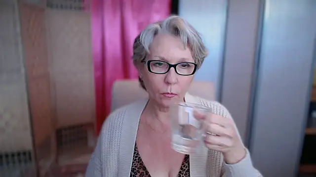 Snapshot of petradaniels chatting on 17, 12, 2025 petradaniels online show from 17, 12, 2025