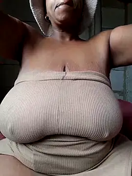 Snapshot of winterqueenx chatting on 16, 11, 2025 winterqueenx online show from 16, 11, 2025