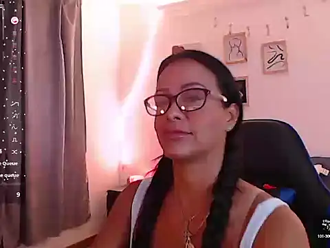Snapshot of emmily_castro chatting on 6, 10, 2025 emmily castro online show from 6, 10, 2025