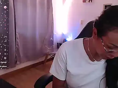 Snapshot of emmily_castro chatting on 28, 10, 2025 emmily castro online show from 28, 10, 2025