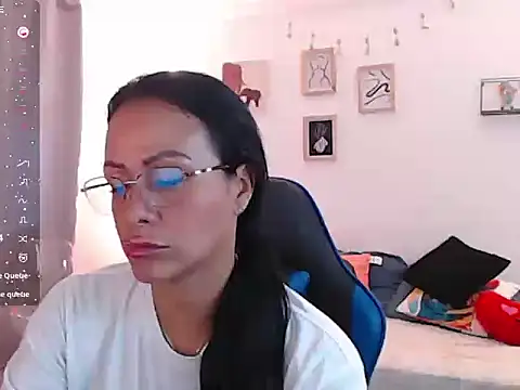 Snapshot of emmily_castro chatting on 14, 11, 2025 emmily castro online show from 14, 11, 2025