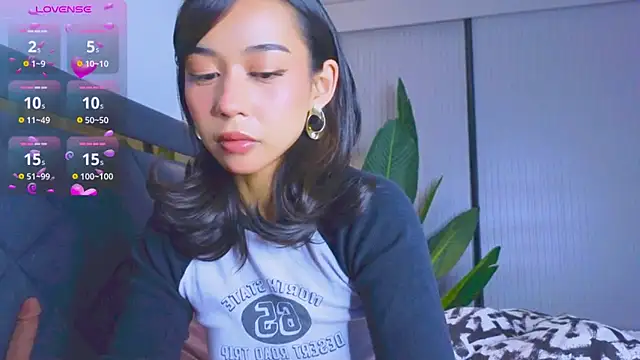 Snapshot of Mia_Tin chatting on 23, 10, 2025 Mia Tin online show from 23, 10, 2025