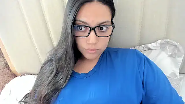 Snapshot of roniewester chatting on 6, 11, 2025 roniewester online show from 6, 11, 2025