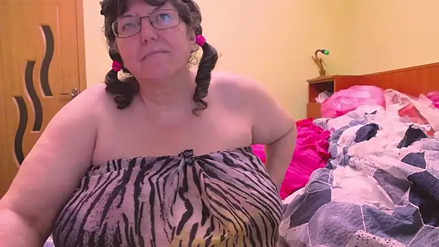 HugeTits online show from 15, 12, 2025