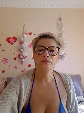 Snapshot of BellaBellaHot chatting on 21, 10, 2025 BellaBellaHot online show from 21, 10, 2025