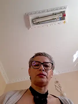 Snapshot of BellaBellaHot chatting on 28, 10, 2025 BellaBellaHot online show from 28, 10, 2025