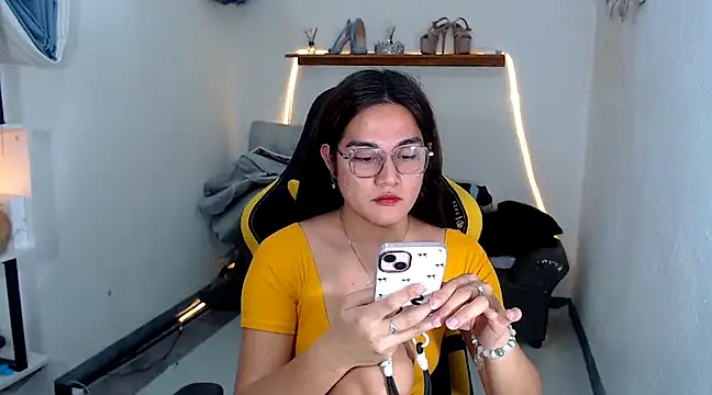 MarieLoveGlamorous online show from 8, 2, 2025