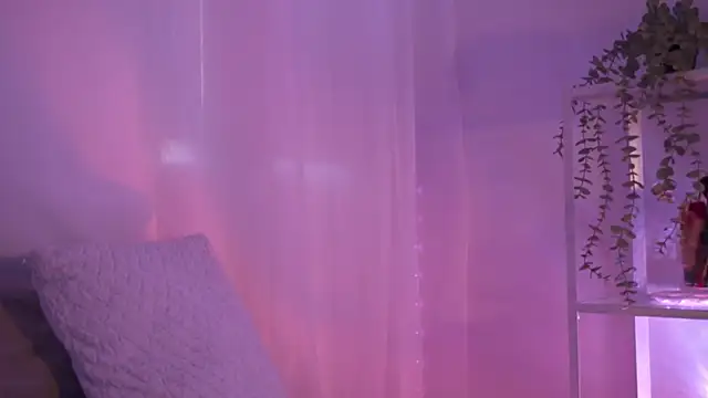 Snapshot of HannaMoom chatting on 26, 11, 2025 HannaMoom online show from 26, 11, 2025