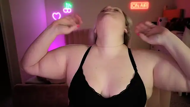 Snapshot of PiggyRose chatting on 4, 11, 2025 PiggyRose online show from 4, 11, 2025