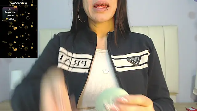 Snapshot of amy_le01 chatting on 21, 11, 2025 amy le01 online show from 21, 11, 2025