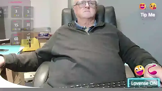 Snapshot of bigbadjon69 chatting on 3, 11, 2025 bigbadjon69 online show from 3, 11, 2025