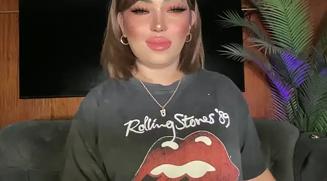 Snapshot of BigDominaMia chatting on 2, 2, 2025 BigDominaMia online show from 2, 2, 2025