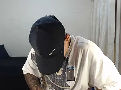 Snapshot of emiliano_hottt chatting on 27, 10, 2025 emiliano hottt online show from 27, 10, 2025